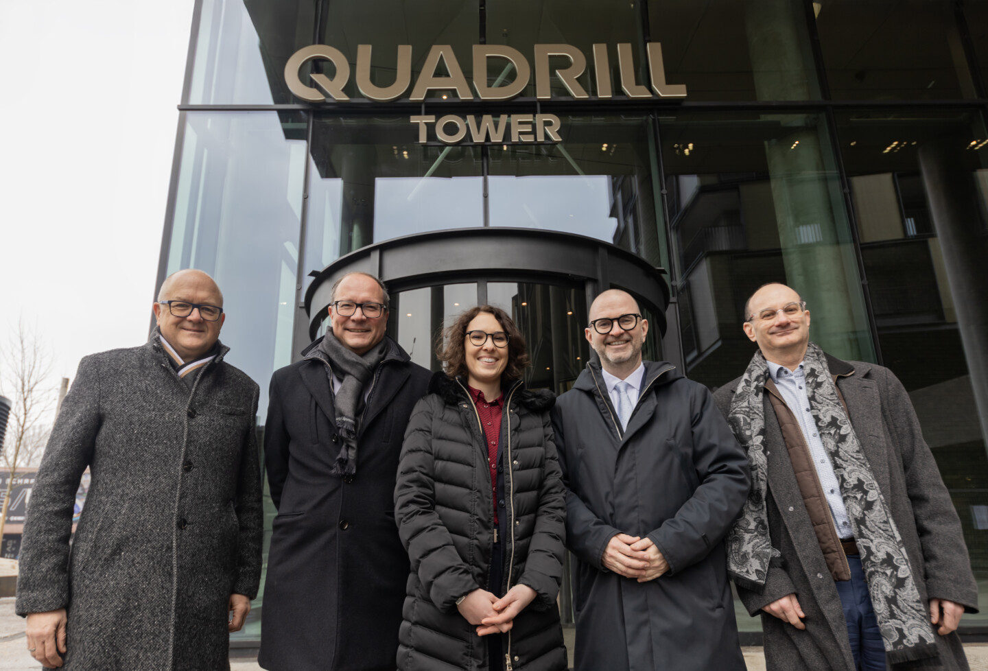Geschäftsführer:innen vor dem Eingang des Quadrill-Towers.