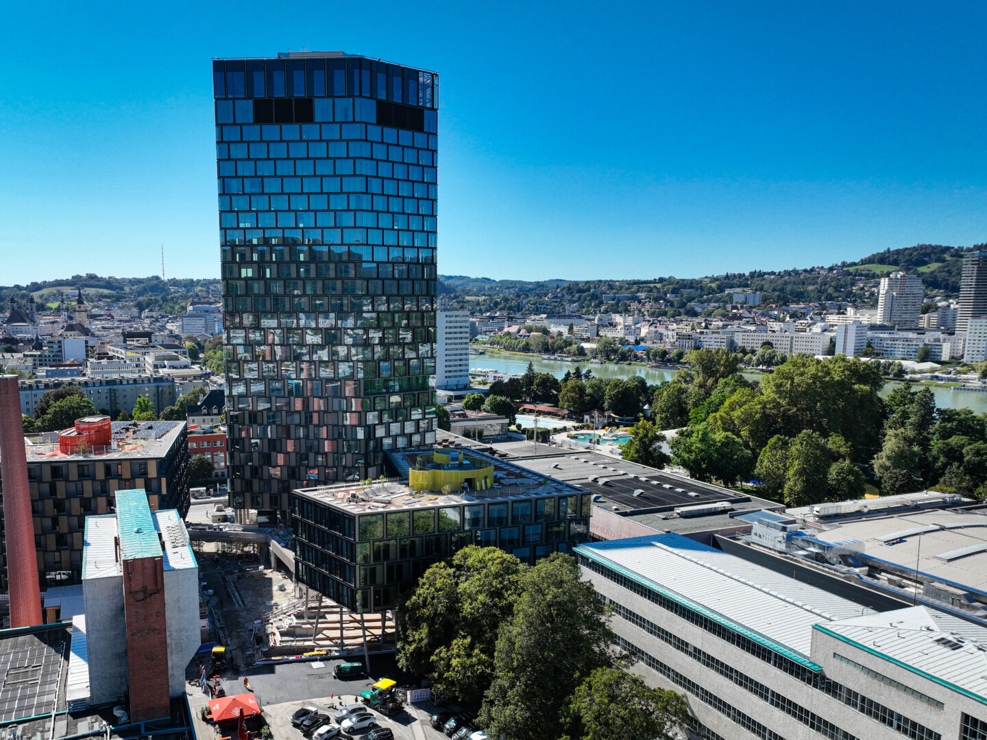 Das Areal der Tabakfabrik mit dem Quadrill-Tower bei strahlendem Sonnenschein.