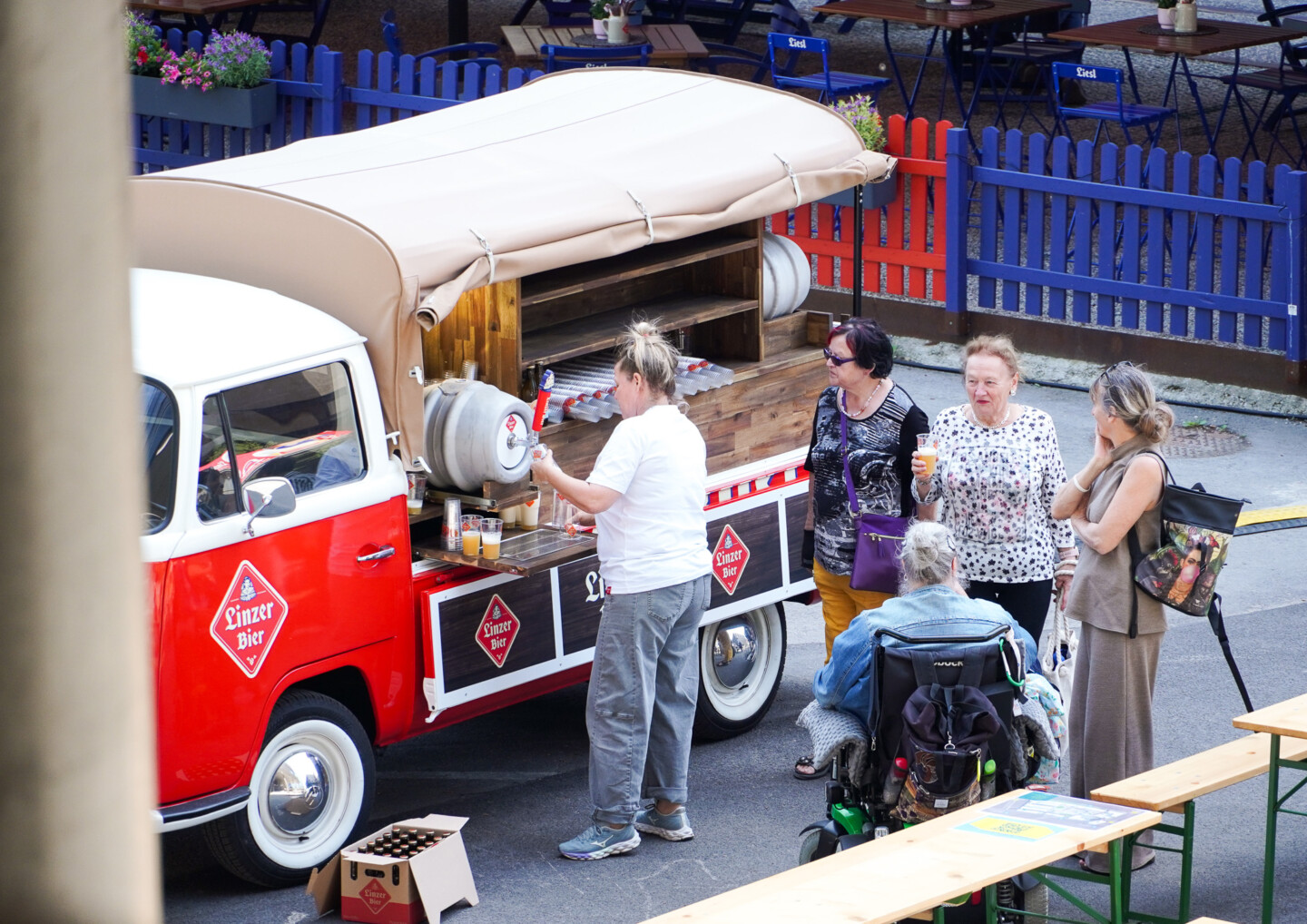Das rote Auto, auch genannte Linzer Bier Bulli, ist die Ausschank für Linzer Bier Kostproben, die alle beim Open Day gratis erhielten.